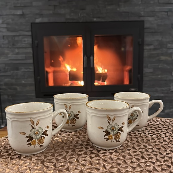 Set of Four Vintage Mugs - Picture 11 of 13